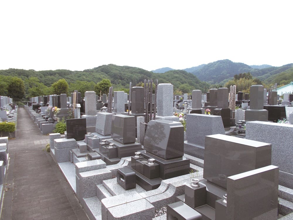 八王子浄苑であいの郷　豊かな緑に囲まれた霊園風景