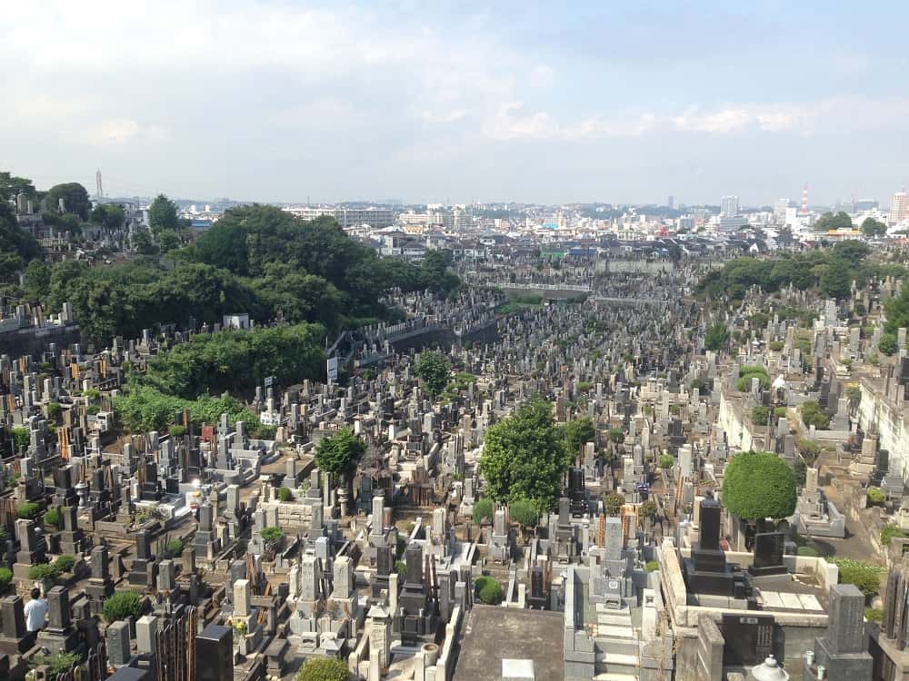 横浜市営 久保山墓地　広々とした明るい墓域