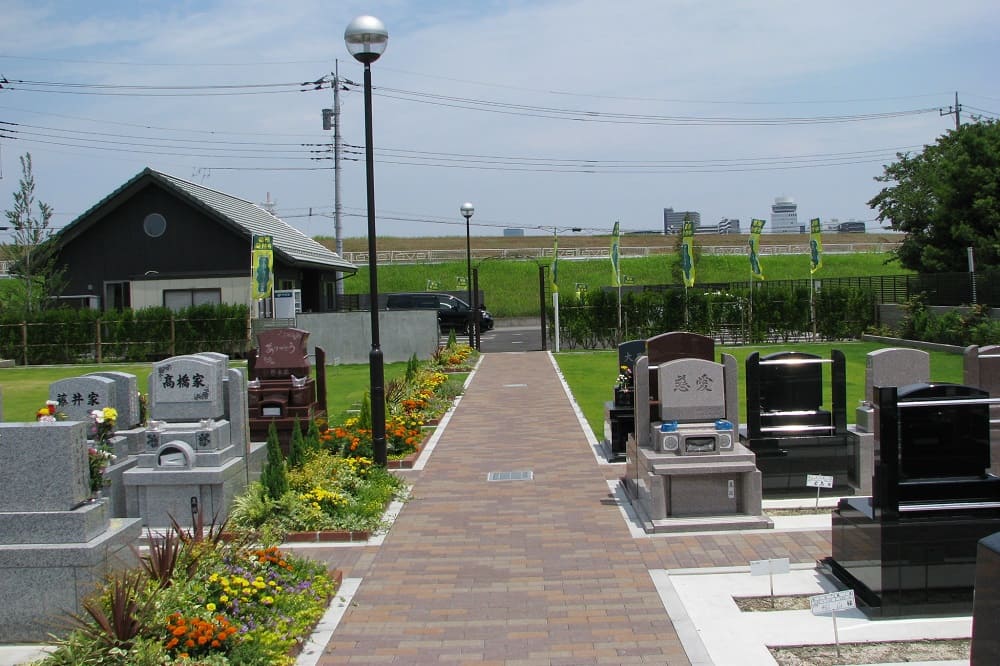 エバーグリーン金町　広く平坦な参道と綺麗な花壇