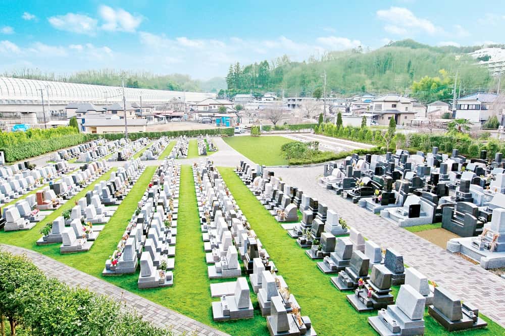 ひだまりの里　緑豊かな霊園全景