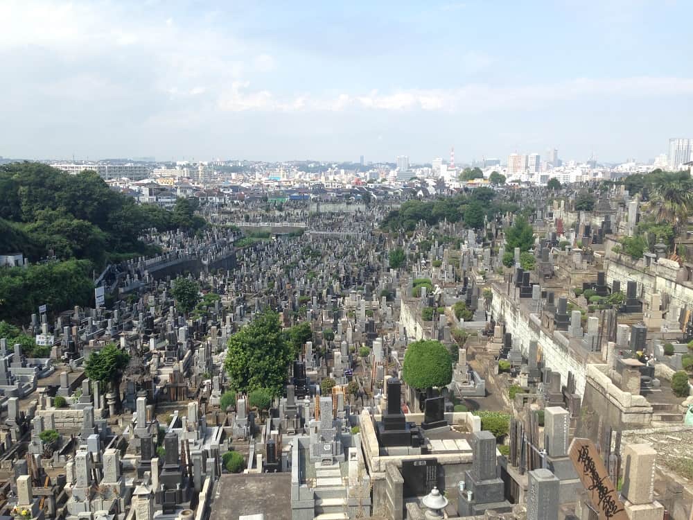 横浜市営 久保山墓地　丘陵地にあるため見晴らしが良い墓域
