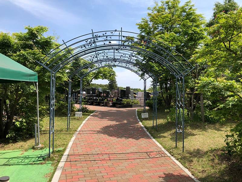 横浜あさひ霊園の平坦な参道と植物が絡むアーチ