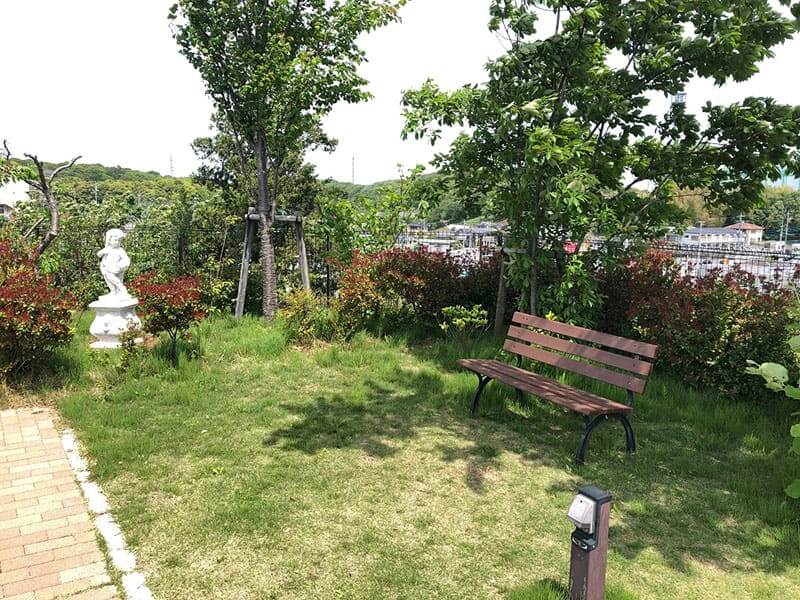 横浜あさひ霊園の木陰にあるベンチ
