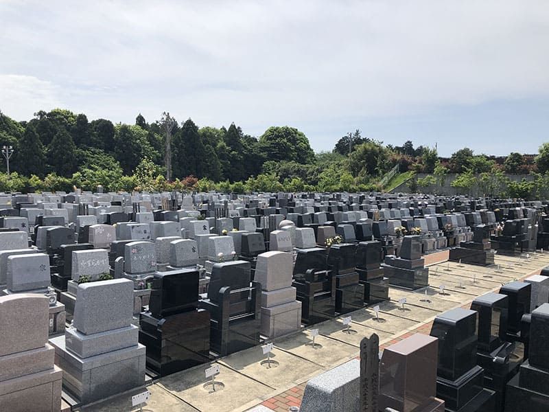 横浜あさひ霊園に並ぶ洋型墓石