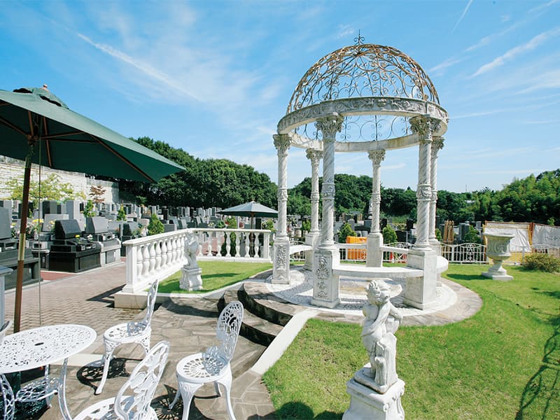 ヒルズ川崎聖地　緑と花、光に溢れた園内の休憩スペース