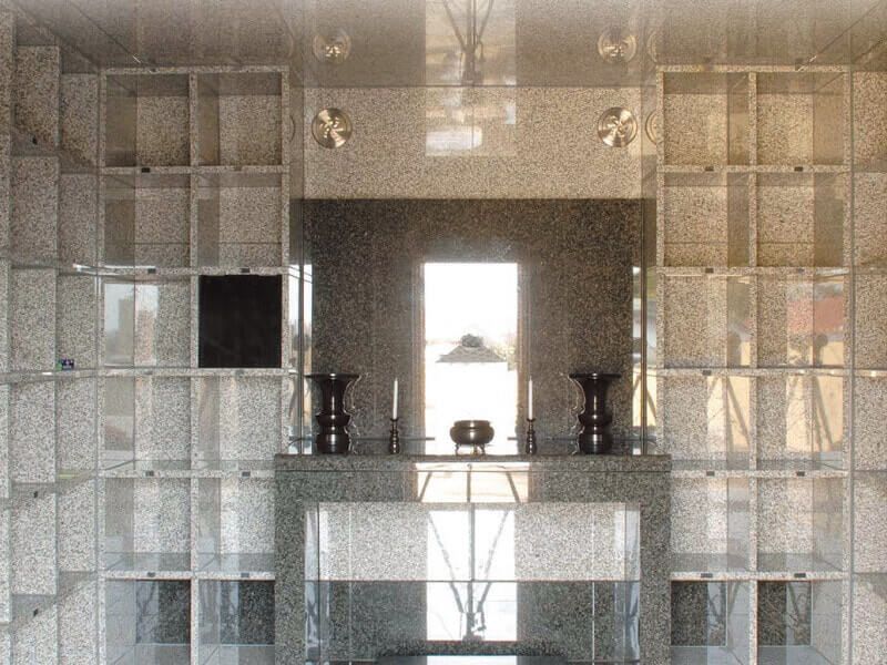 蓮華廟　手入れが行き届いた納骨堂