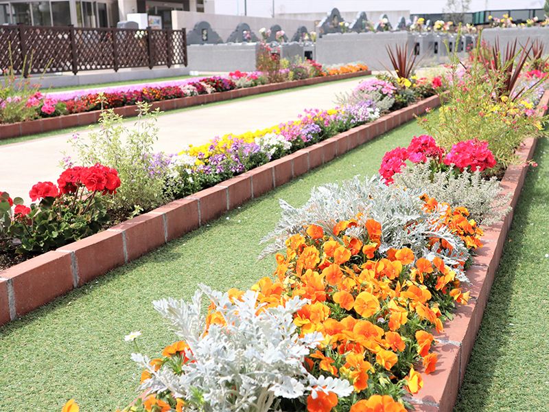 サニープレイス所沢 永代供養墓・樹木葬　参道のそばにある花壇