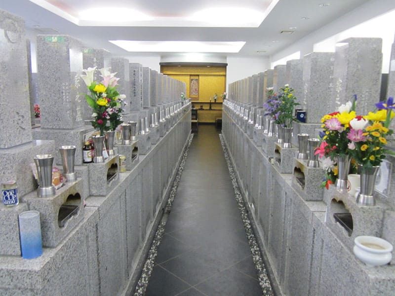 尼将軍 南の丘霊堂　平坦な参道