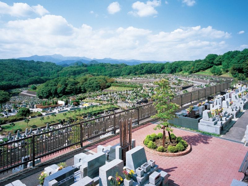 八王子上川霊園を坂の上の方から撮影した様子