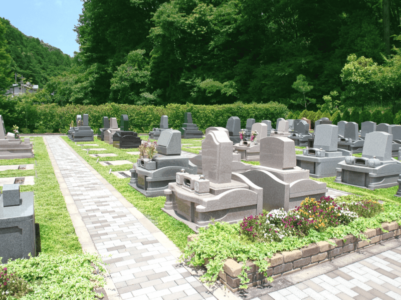 広々とした空間で道が整備された八王子上川霊園の高級洋型墓石区域