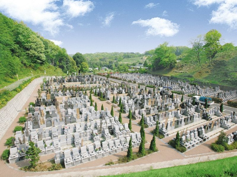 厚木森の里霊園　緑に囲まれた墓域