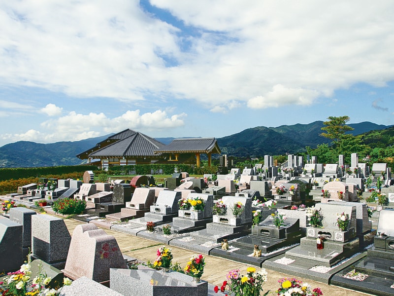 湯河原吉祥公園墓地　見晴らしがよく、解放的な墓域