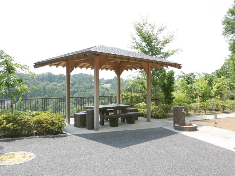 むさしの霊園　見晴らしの良い高台にある休憩所