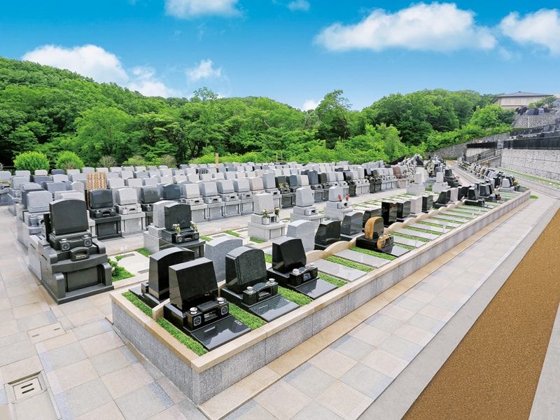 旭翠苑の参道と並ぶさまざまな墓石
