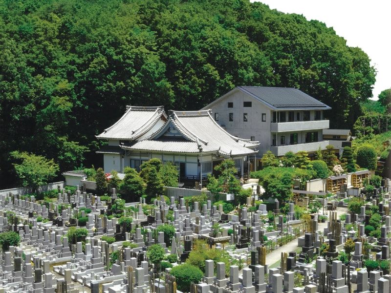 城山霊園　緑豊かで日当たりの良い霊園風景①