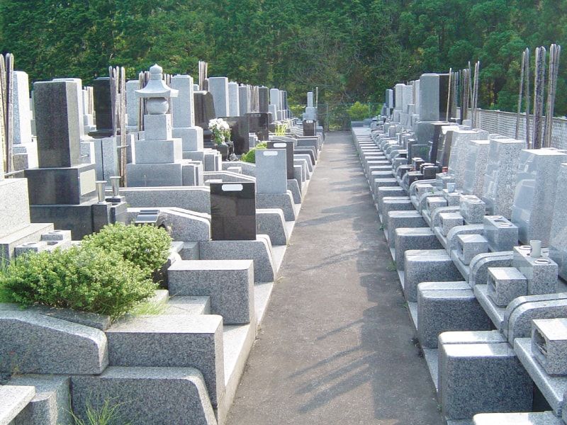 城山霊園　舗装されて歩きやすい墓域