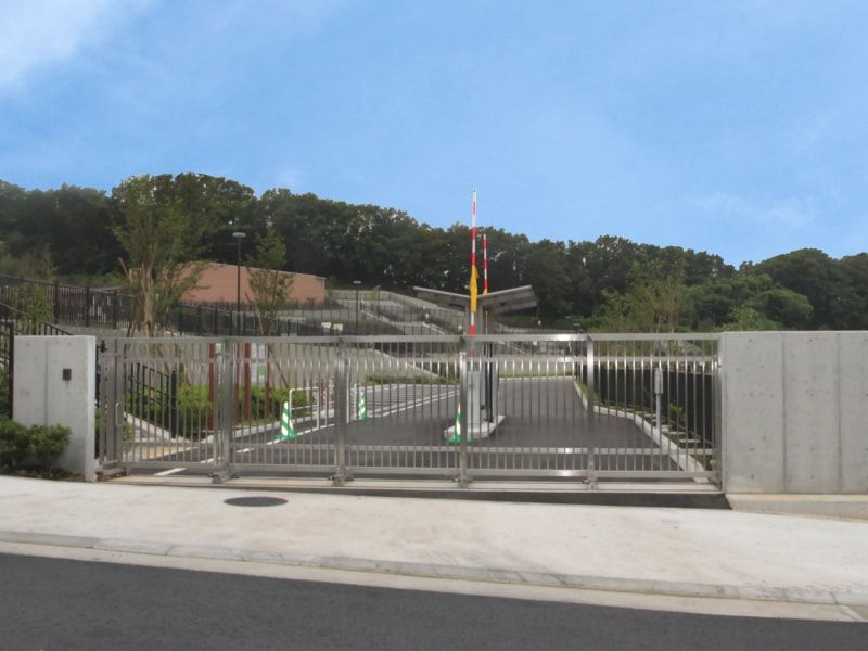 公営 稲城・府中メモリアルパーク　駐車場入り口