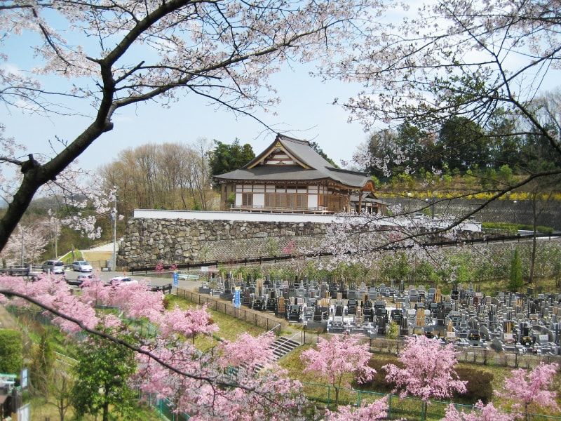 青葉霊苑　春には桜も楽しめる霊苑全景