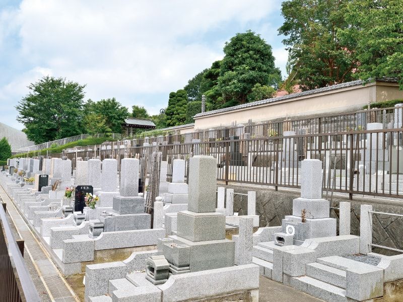 大泉寺墓所　舗装されて歩きやすい墓域