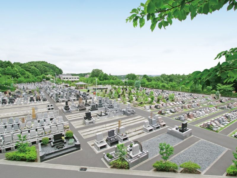 町田いずみ浄苑の解放感ある園内風景