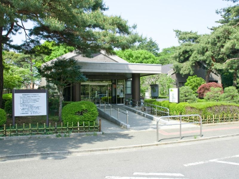 都立 小平霊園　スロープで歩きやすい管理事務所入り口
