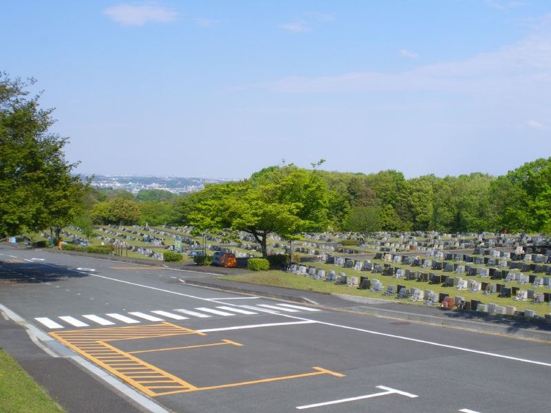 都立 八王子霊園　通路が広くゆったり設計の霊園風景