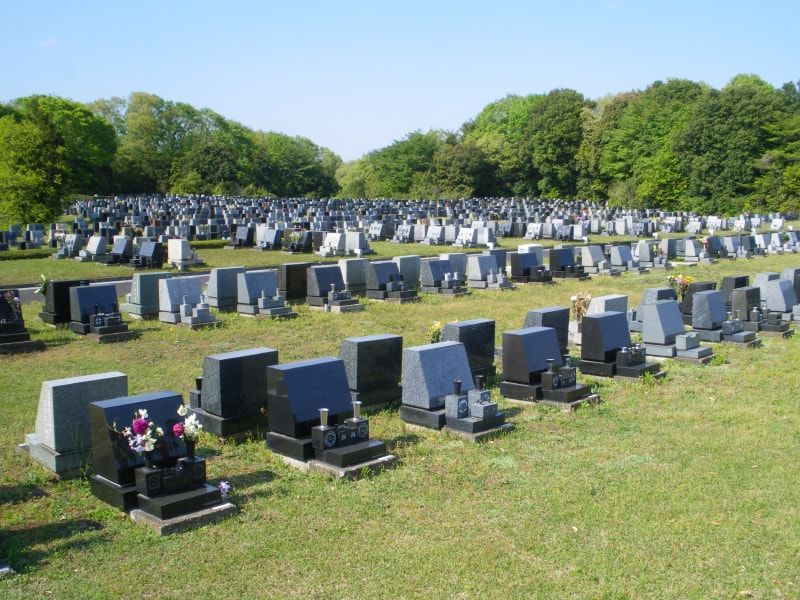 都立 八王子霊園　統一されたデザインの墓石が並ぶ墓域