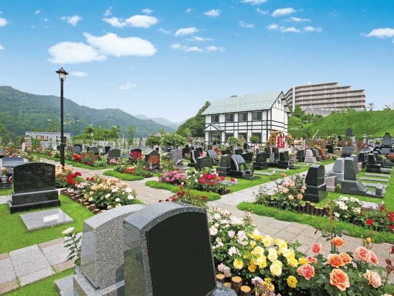 メモリアルパーク花の郷墓苑 厚木宮の里 芝とバラのコントラストが見事な芝生墓地