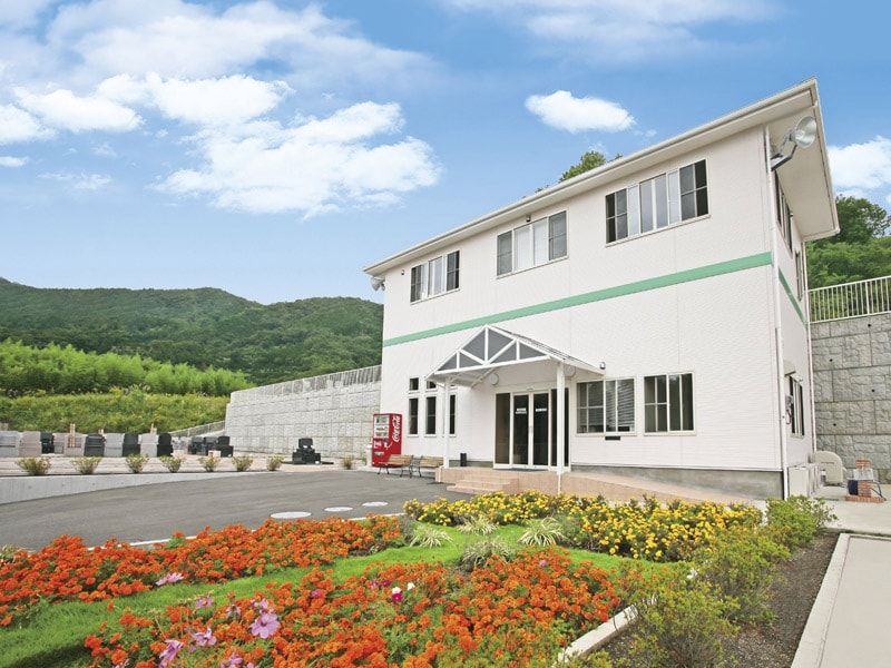 鶴巻霊園 もえぎのさと　色とりどりの花が迎える管理事務所