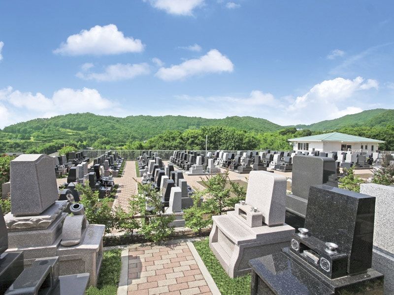 鶴巻霊園 もえぎのさと　緑が多く落ち着いた雰囲気の墓域