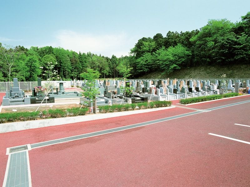 県央綾瀬霊園 駐車場から続くバリアフリーの参道