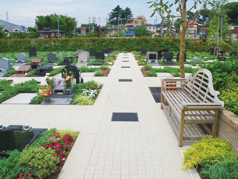 川口メモリアル和楽邸の墓域内にて休憩