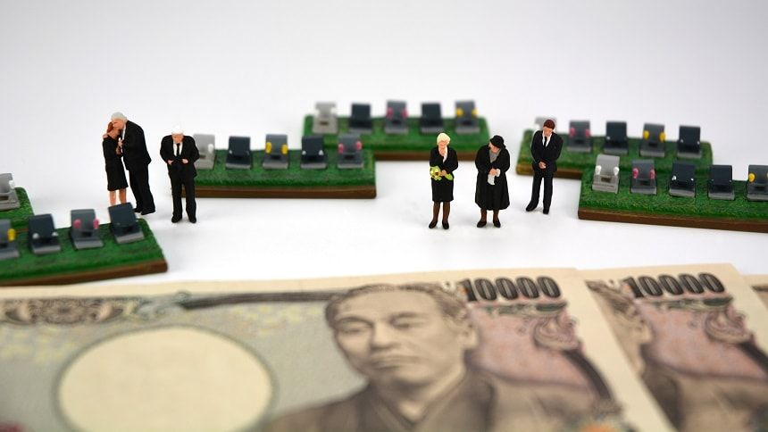 お墓のお金について考える家族