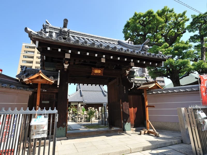 壽法寺墓地の正門