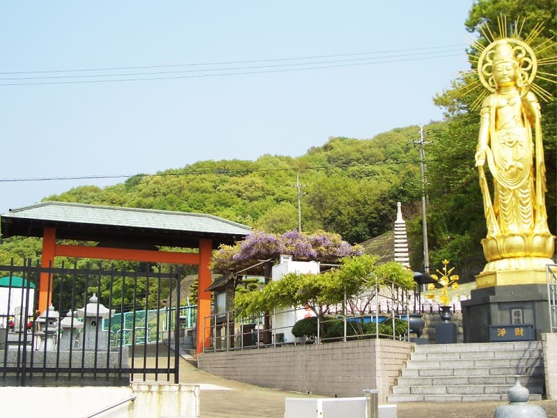 信貴山大窪寺霊苑の正面雰囲気