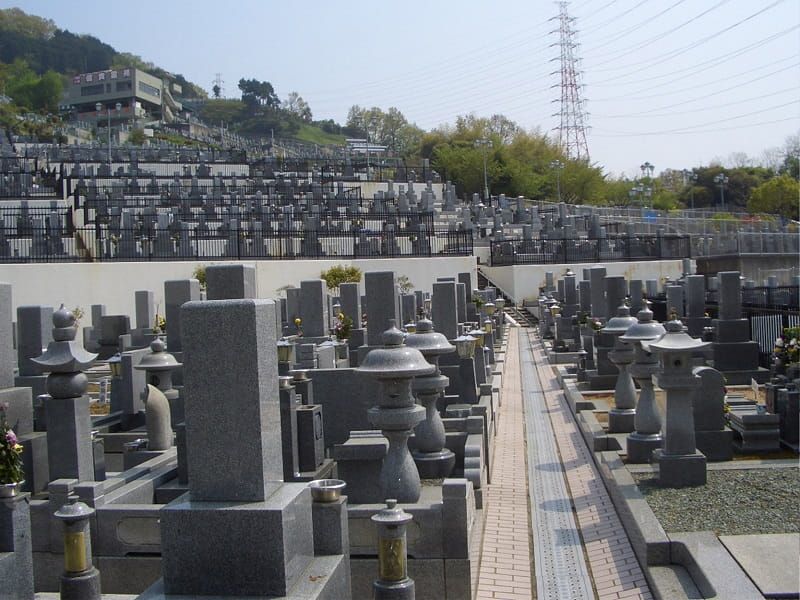 信貴山大窪寺霊苑の墓域雰囲気