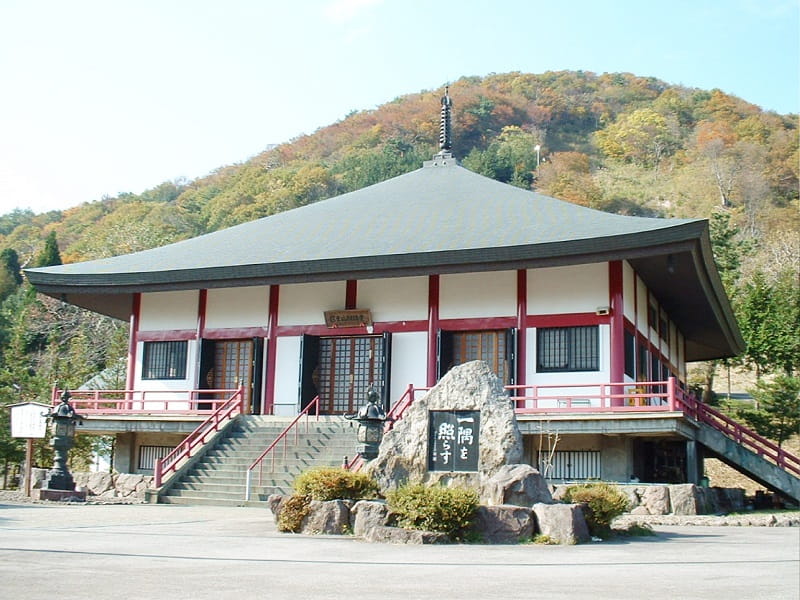 霊園内の医王山寺