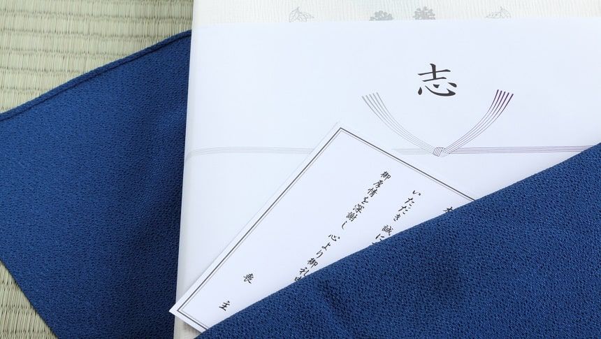 青い風呂敷に包まれた香典返し
