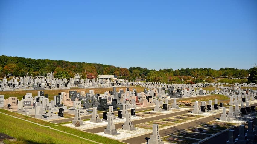 青空が広がる大きな霊園