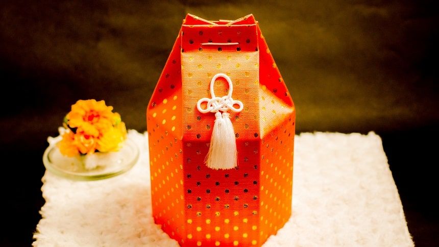 卓上に置かれた骨壷