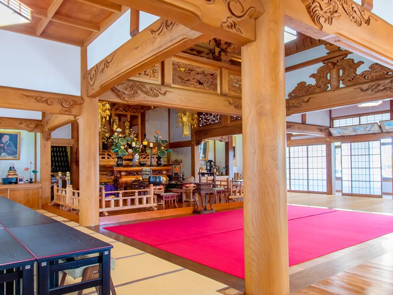 本堂内の祭壇