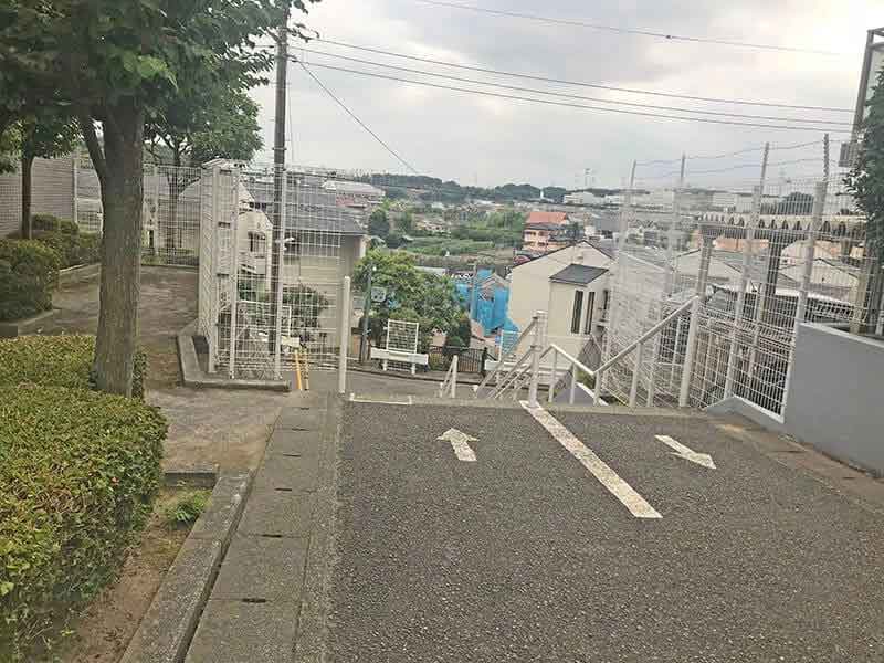 川崎清風霊園前の階段