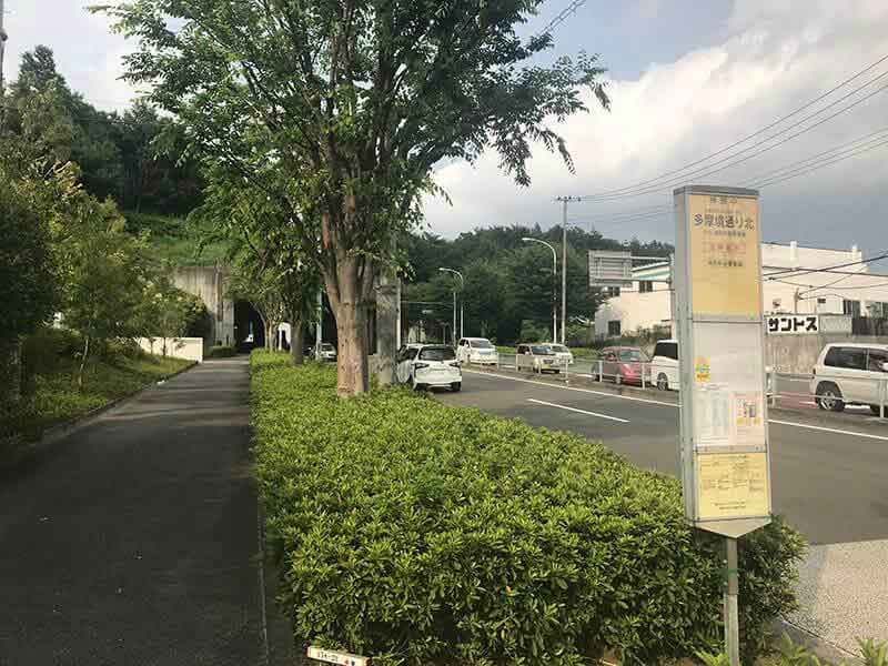 南大沢バードヒルズ近くのバス停