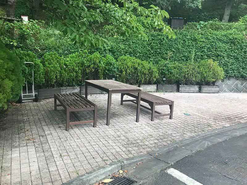 町田いずみ浄苑フォレストパークベンチと緑