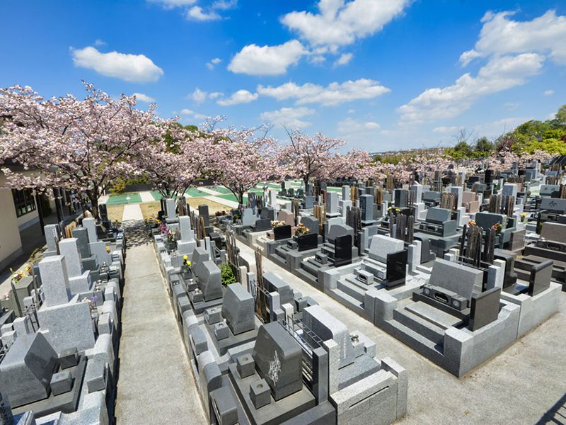 自然に囲まれた高級墓地