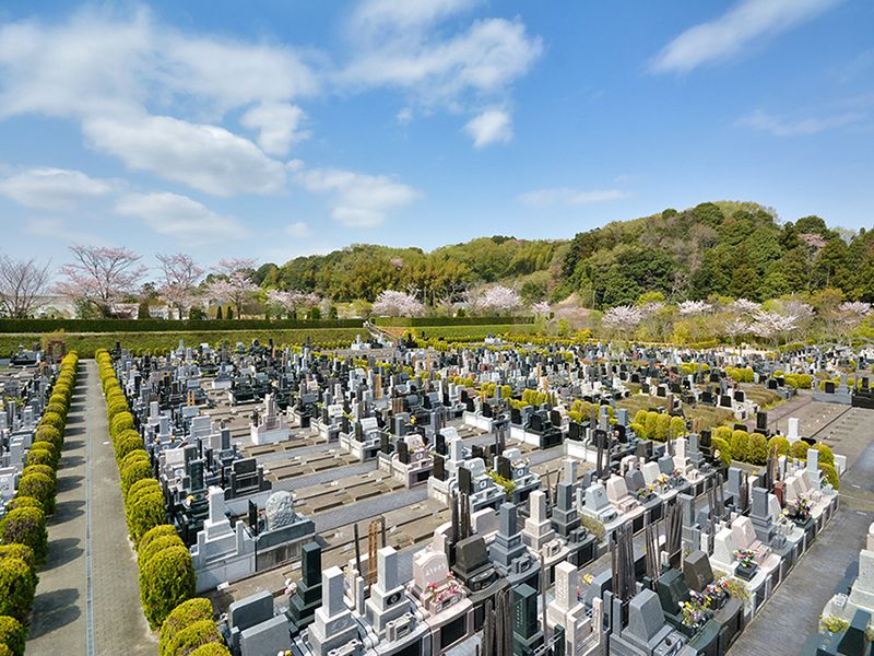 多摩丘陵の里山に調和する大型霊園