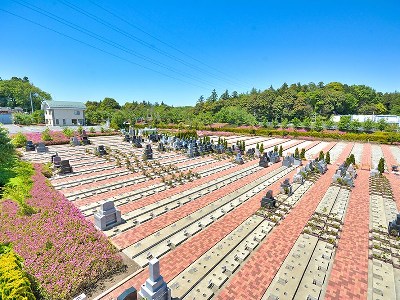 高台にある、陽当たり抜群の霊園