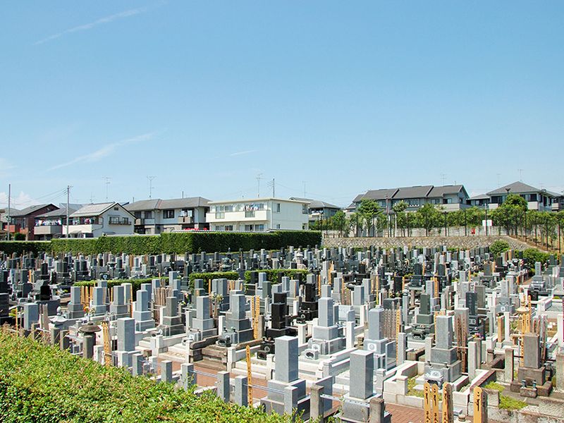 藤沢市内の閑静な住宅街に佇む墓地