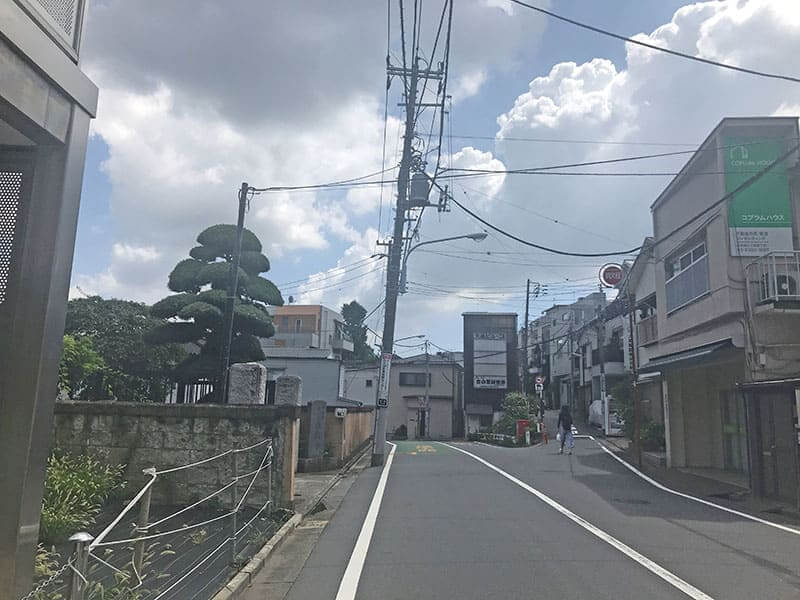 真英寺入口前の道路