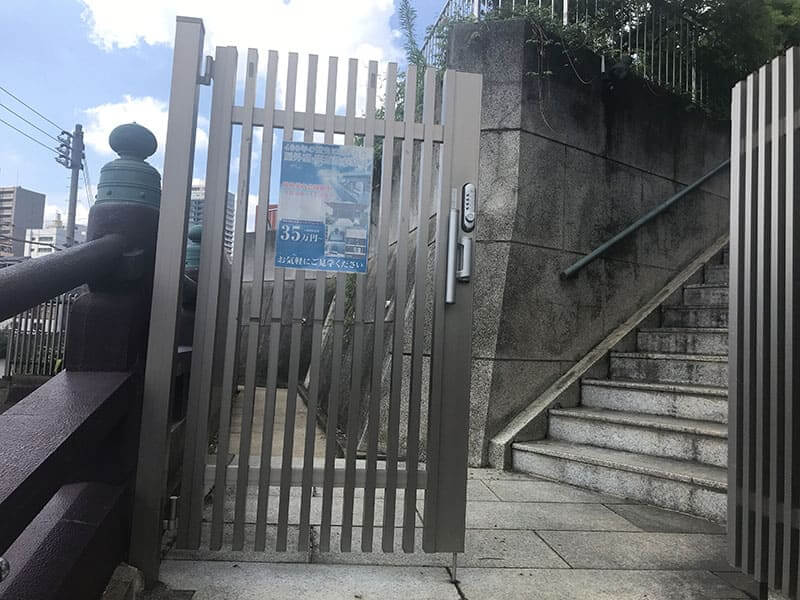 真英寺墓地への入り口